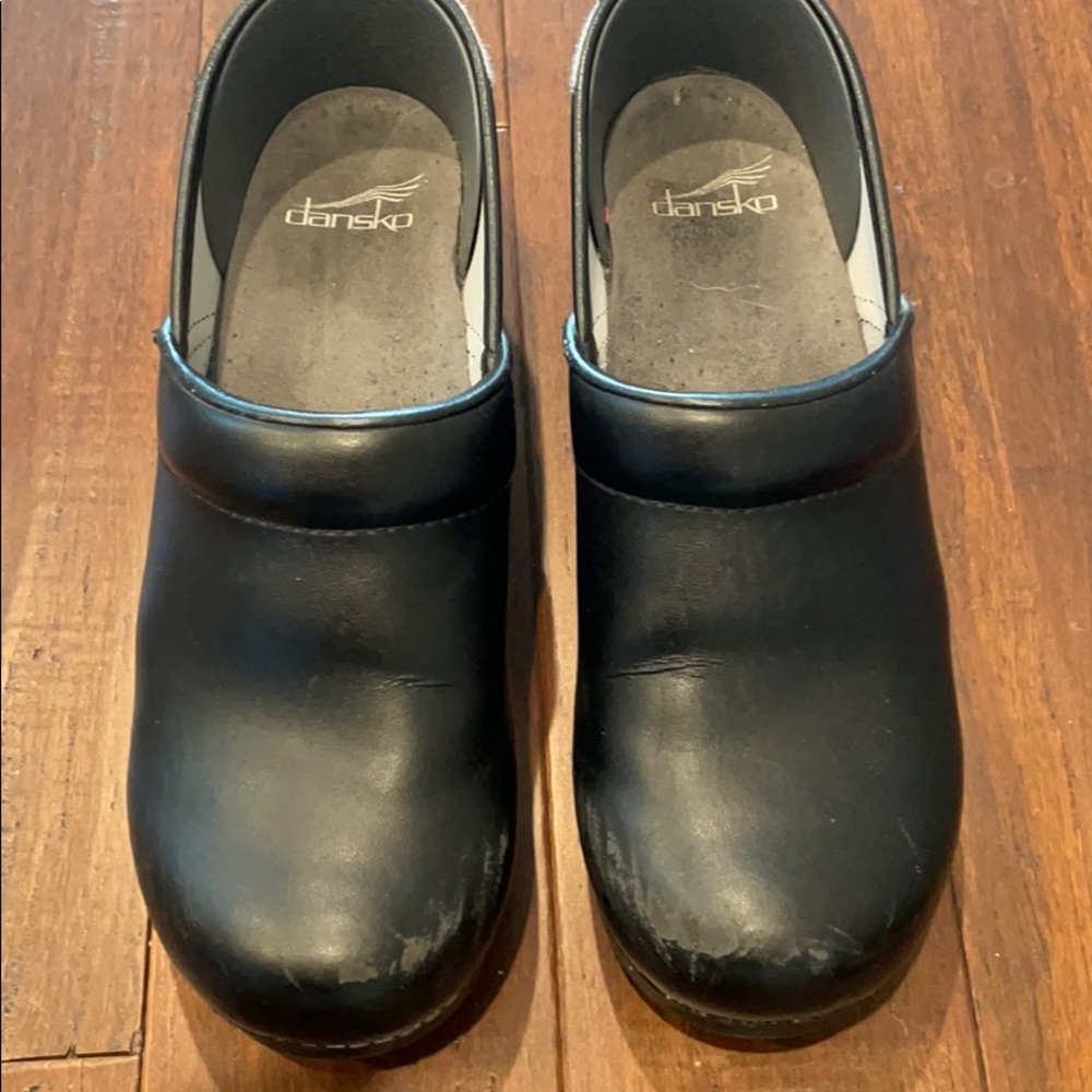 Black Dansko sz 39. (Or maybe 38)